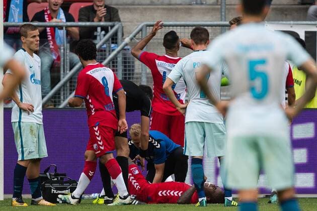 Edson Braafheid of FC Utrecht left the match injured during the UEFA Europa League fourth round qualifying first leg match between FC Utrecht and FK Zenit St Petersburg at the Nieuw Galgenwaard Stadium on August 16, 2017 in Utrecht, The Netherlands FC Utrecht v FK Zenit St Petersburg UEFA Europa League 2017 2018 xVIxVIxImagesx xGerritxvanxKeulenxIVx 8490011