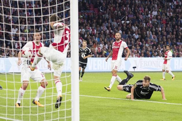 AMSTERDAM , Ajax - Rosenborg BK , 17-08-2017 , Stadion Arena , play-offs UEFA Europa League , Ajax speler Joel Veltman haalt de kopbal van Rosenborg BK speler Nicklas Bendtner van de lijn . Ajax - Rosenborg  x1673373x