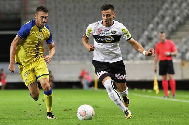 SOCCER - EL quali, Altach vs Tel Aviv INNSBRUCK,AUSTRIA,17.AUG.17 - SOCCER - UEFA Europa League qualification, SCR Altach vs Maccabi Tel Aviv. Image shows Omer Atzili (Maccabi) and Kristijan Dobras (Altach). GEPAxpictures xAndreasxPranter
