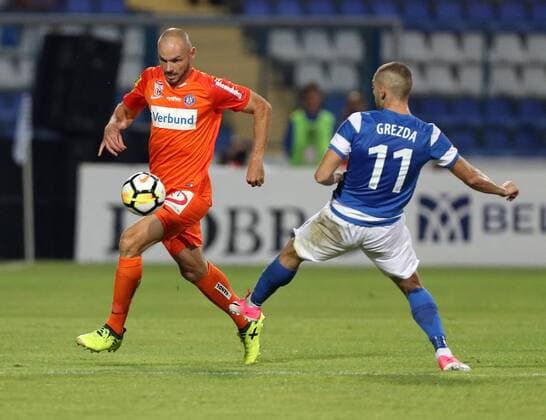 SOCCER - EL quali, Osijek vs A.Wien OSIJEK,CROATIA,17.AUG.17 - SOCCER - UEFA Europa League qualification, NK Osijek vs FK Austria Wien. Image shows Heiko Westermann (A.Wien) and Eros Grezda (Osijek). GEPAxpictures xChristianxOrt