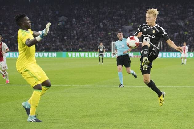 AMSTERDAM , Ajax - Rosenborg BK , 17-08-2017 , Stadion Arena , play-offs UEFA Europa League , Ajax keeper Andre Onana in duel met Rosenborg BK speler Birger Meling Ajax - Rosenborg  x1673402x
