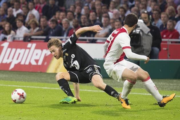 AMSTERDAM , Ajax - Rosenborg BK , 17-08-2017 , Stadion Arena , play-offs UEFA Europa League , Rosenborg BK speler Yann-Erik de Lanlay in duel met Ajax speler Amin Younes Ajax - Rosenborg  x1673403x