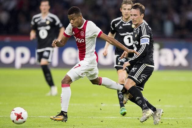 AMSTERDAM , Ajax - Rosenborg BK , 17-08-2017 , Stadion Arena , play-offs UEFA Europa League , Ajax speler David Neres in duel met Rosenborg BK speler Mike Lindemann Jensen Ajax - Rosenborg  x1673455x