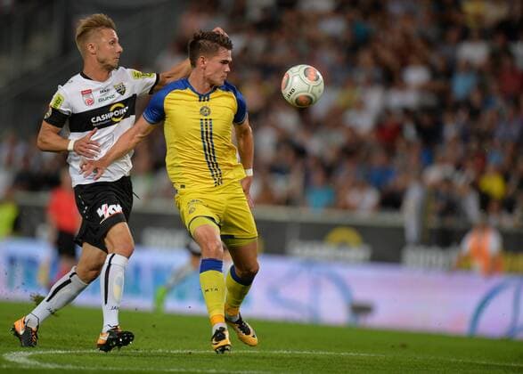 SOCCER - EL quali, Altach vs Tel Aviv INNSBRUCK,AUSTRIA,17.AUG.17 - SOCCER - UEFA Europa League qualification, SCR Altach vs Maccabi Tel Aviv. Image shows Philipp Netzer (Altach) and Cristian Battocchio (Tel Aviv). GEPAxpictures xAmirxBeganovic