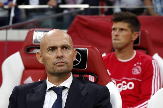 Bilder des Tages - SPORT AMSTERDAM, Stadion Arena , 17-08-2017 . Voorronde Europa League seizoen 2017 2018 . Ajax - Rosenborg BK . Trainer Marcel Keizer houdt Klaas Jan Huntelaar op de bank Ajax - Rosenborg  x1673458x