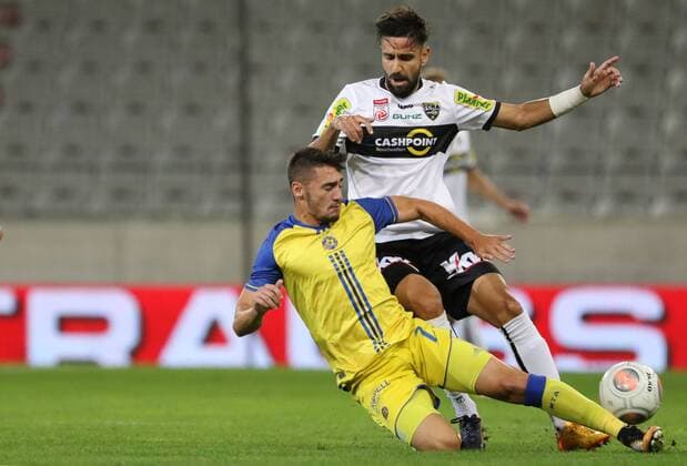 SOCCER - EL quali, Altach vs Tel Aviv INNSBRUCK,AUSTRIA,17.AUG.17 - SOCCER - UEFA Europa League qualification, SCR Altach vs Maccabi Tel Aviv. Image shows Omer Atzili (Maccabi) and Lucas Galvao Da Costa Souza (Altach). GEPAxpictures xAndreasxPranter