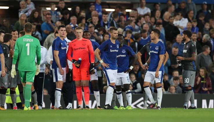 Both set of players watch the crowd violence during the Europa League Qualifying Play Offs 1st Leg match at Goodison Park Stadium, Liverpool. Picture date: August 17th 2017. Picture credit should read: David Klein Sportimage EDITORIAL USE ONLY. No use with unauthorised audio, video, data, fixture lists, club league logos or live services. Online in-match use limited to 120 images, no video emulation. No use in betting, games or single club league player publications.