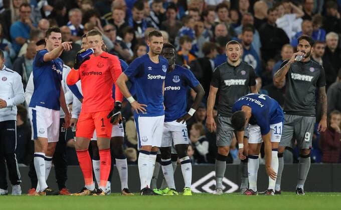 Michael Keane of Everton point towards the crowd violence during the Europa League Qualifying Play Offs 1st Leg match at Goodison Park Stadium, Liverpool. Picture date: August 17th 2017. Picture credit should read: David Klein Sportimage EDITORIAL USE ONLY. No use with unauthorised audio, video, data, fixture lists, club league logos or live services. Online in-match use limited to 120 images, no video emulation. No use in betting, games or single club league player publications.