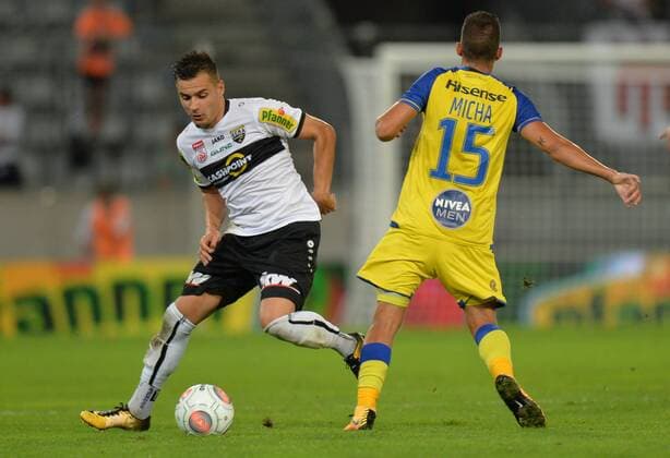 SOCCER - EL quali, Altach vs Tel Aviv INNSBRUCK,AUSTRIA,17.AUG.17 - SOCCER - UEFA Europa League qualification, SCR Altach vs Maccabi Tel Aviv. Image shows Kristijan Dobras (Altach) and Dor Micha (Tel Aviv). GEPAxpictures xAmirxBeganovic
