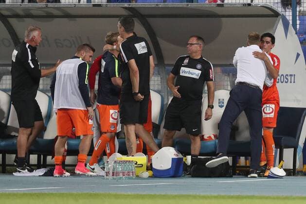 SOCCER - EL quali, Osijek vs A.Wien OSIJEK,CROATIA,17.AUG.17 - SOCCER - UEFA Europa League qualification, NK Osijek vs FK Austria Wien. Image shows the rejoicing of head coach Thorsten Fink (A.Wien). and David de Paula (A.Wien). GEPAxpictures xChristianxOrt