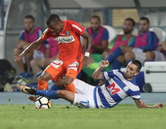 SOCCER - EL quali, Osijek vs A.Wien OSIJEK,CROATIA,17.AUG.17 - SOCCER - UEFA Europa League qualification, NK Osijek vs FK Austria Wien. Image shows Felipe Pires (A.Wien) and Tomislav Sorsa (Osijek). GEPAxpictures xChristianxOrt