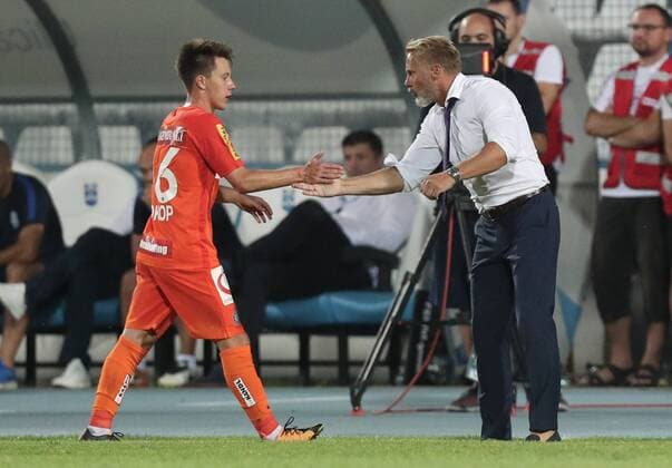 SOCCER - EL quali, Osijek vs A.Wien OSIJEK,CROATIA,17.AUG.17 - SOCCER - UEFA Europa League qualification, NK Osijek vs FK Austria Wien. Image shows Dominik Prokop (A.Wien) and head coach Thorsten Fink (A.Wien). GEPAxpictures xChristianxOrt