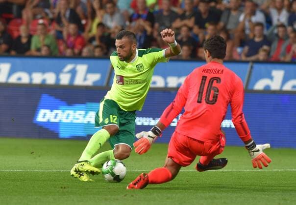 L-R Ivan Trickovski (Larnaca) and goalkeeper Ales Hruska (Plzen) in action during the 4th round of the play-off UEFA Europa League soccer match FC Viktoria Plzen vs AEK Larnaka in Pilsen, Czech Republic, on August 17, 2017. (CTKxPhoto SlavomirxKubes) CTKPhotoP201708170878301  KBS_0031