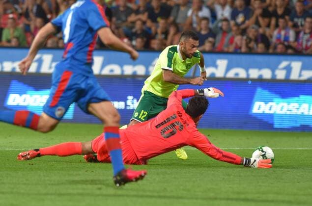 Ivan Trickovski (Larnaca, green dress) and goalkeeper Ales Hruska (Plzen) in action during the 4th round of the play-off UEFA Europa League soccer match FC Viktoria Plzen vs AEK Larnaka in Pilsen, Czech Republic, on August 17, 2017. (CTKxPhoto SlavomirxKubes) CTKPhotoP201708170887601  KBS_0032