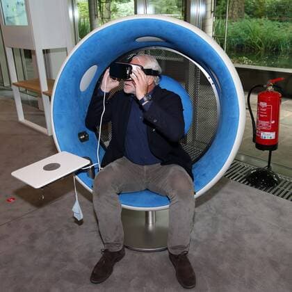 Bayer 04 Leverkusen Lizenzfußballspieler zu Gast im Schülerlabor Baylab im Baykomm Communication-Center Rudi Völler informiert sich mit VR-Brille 08.08.2017
