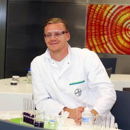 Bayer 04 Leverkusen Lizenzfußballspieler zu Gast im Schülerlabor Baylab im Baykomm Communication-Center Bernd Leno 08.08.2017