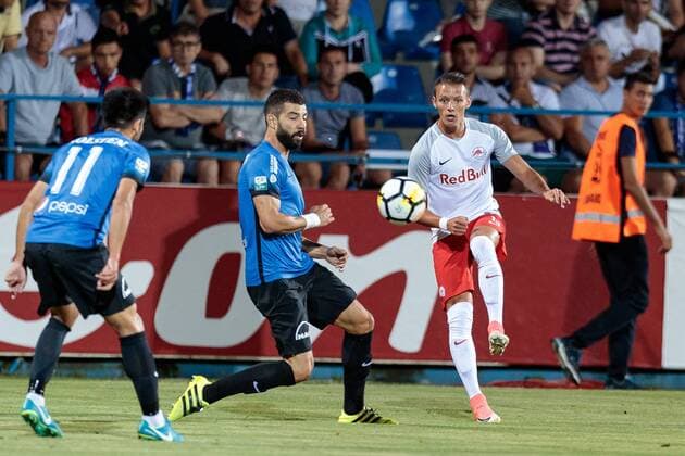 17.08.2017, Stadionul Central, Ovidiu, ROM, UEFA EL, Viitorul Constanta vs FC Salzburg, Play-off, Hinspiel, im Bild v.l. Ionut Vina (Viitorul), Marius Constantin (Viitorul), Hannes Wolf (FC Red Bull Salzburg) during the UEFA Europaleague Play-off 1st Leg Match between Viitorul Constanta and FC Salzburg at the Stadionul Central in Ovidiu, Romania on 2017 08 17. Ovidiu  EP_gro  