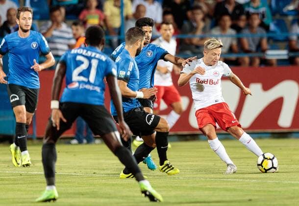 17.08.2017, Stadionul Central, Ovidiu, ROM, UEFA EL, Viitorul Constanta vs FC Salzburg, Play-off, Hinspiel, im Bild v.l. Kevin Boli (Viitorul), Marc Rzatkowski (FC Red Bull Salzburg) during the UEFA Europaleague Play-off 1st Leg Match between Viitorul Constanta and FC Salzburg at the Stadionul Central in Ovidiu, Romania on 2017 08 17. Ovidiu  EP_gro  