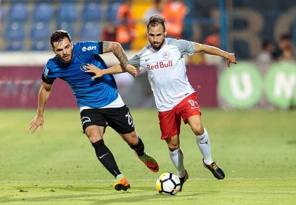 17.08.2017, Stadionul Central, Ovidiu, ROM, UEFA EL, Viitorul Constanta vs FC Salzburg, Play-off, Hinspiel, im Bild v.l. Aurelian Chitu (Viitorul), Andreas Ulmer (FC Red Bull Salzburg) during the UEFA Europaleague Play-off 1st Leg Match between Viitorul Constanta and FC Salzburg at the Stadionul Central in Ovidiu, Romania on 2017 08 17. Ovidiu  EP_gro  