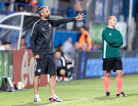 17.08.2017, Stadionul Central, Ovidiu, ROM, UEFA EL, Viitorul Constanta vs FC Salzburg, Play-off, Hinspiel, im Bild v.l. Trainer Marco Rose (FC Red Bull Salzburg), Vierter Offizieller Robert Madley during the UEFA Europaleague Play-off 1st Leg Match between Viitorul Constanta and FC Salzburg at the Stadionul Central in Ovidiu, Romania on 2017 08 17. Ovidiu  EP_gro  