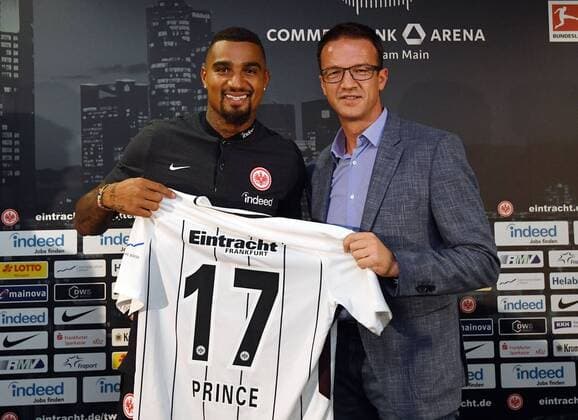 18.08.2017, xjhx, Fussball 1.Bundesliga, Eintracht Frankfurt Pressekonferenz, emspor v.l. Kevin-Prince Boateng (Eintracht Frankfurt), Fredi Bobic (Mitglied des Vorstandes Eintracht Frankfurt Fussball AG) Frankfurt am Main