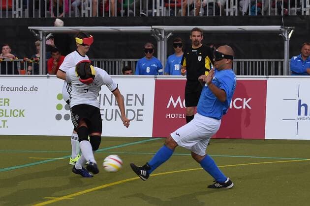 Fussball, Herren, 2017 18, IBSA Blindenfußball-EM 2017 in Berlin, Eröffnungsspiel, Deutschland - Italien, Taime Kuttig (Nr. 7, Deutschland) erzielt per Freistoß das Tor zum 1:0, 18.08.17, Copyright: xMichaelxHundtx xMatthiasxKochx