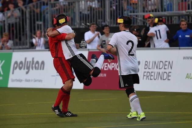 Fussball, Herren, 2017 18, IBSA Blindenfußball-EM 2017 in Berlin, Eröffnungsspiel, Deutschland - Italien, Jubel nach dem Tor zum 1:0, TW Sebastian Themel (Nr. 1, Deutschland), Taime Kuttig (Nr. 7, Deutschlnad), Jonathan Tönsing (Nr. 2, Deutschland), 18.08.17, Copyright: xMichaelxHundtx xMatthiasxKochx