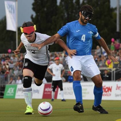 Themen der Woche - SPORT Bilder des Tages SPORT Fussball, Herren, 2017 18, IBSA Blindenfußball-EM 2017 in Berlin, Eröffnungsspiel, Deutschland - Italien, Jonathan Tönsing (Nr. 2, Deutschland), Jacopo Lilli (Nr. 4, Itlaien), 18.08.17, Copyright: xMichaelxHundtx xMatthiasxKochx