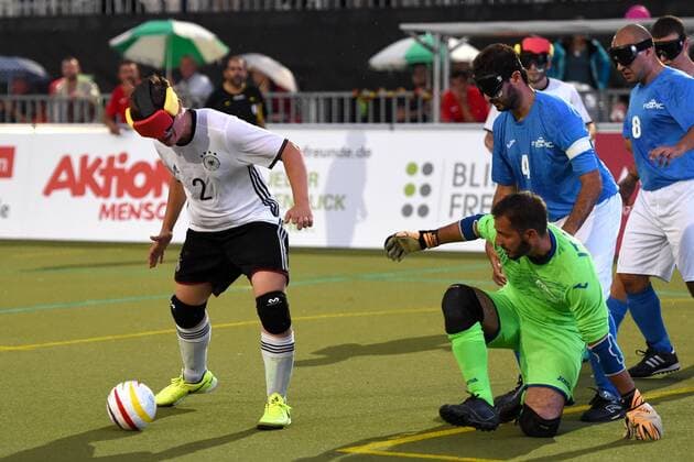 Fussball, Herren, 2017 18, IBSA Blindenfußball-EM 2017 in Berlin, Eröffnungsspiel, Deutschland - Italien, Jonathan Tönsing (Nr. 2, Deutschland), TW Marco La Macchia (Nr. 1. Italien), 18.08.17, Copyright: xMichaelxHundtx xMatthiasxKochx