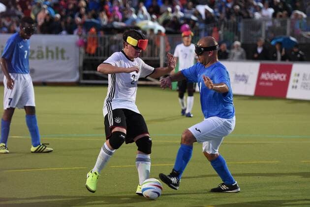 Fussball, Herren, 2017 18, IBSA Blindenfußball-EM 2017 in Berlin, Eröffnungsspiel, Deutschland - Italien, Jonathan Tönsing (Nr. 2, Deutschland), Massimo D Attolico (Nr. 8, Italien), 18.08.17, Copyright: xMichaelxHundtx xMatthiasxKochx