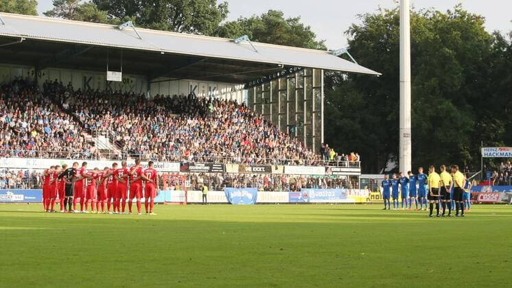 Meppen - Zwickau Fussball 3.Liga Meppen, 18.08.2017, Emslandstadion, 3.Liga, 5.Spieltag , SV Meppen vs. FSV Zwickau 4:0 (2:0) , Im Bild; Schweigeminute für die Opfer von Barcelona. ,