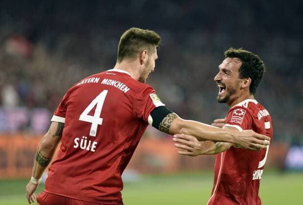 Torjubel von Niklas Süle und Mats Hummels (re) nach dem 1:0 in Aktion beim Fußball Bundesliga Heimspiel des FC Bayern München gegen Bayer 04 Leverkusen am 18.8.2017 in der Allianz Arena in München. Torjubel von Niklas Süle und Mats Hummels (re) nach dem 1:0 in Aktion beim Fußball Bundesliga Heimspiel des FC Bayern München gegen Bayer 04 Leverkusen am 18.8.2017 in der Allianz Arena in München.