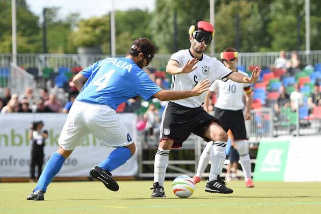Fussball, Herren, 2017 18, IBSA Blindenfußball-EM 2017 in Berlin, Eröffnungsspiel, Deutschland - Italien, Jacopo Lilli (Nr. 4, Italien), Ali Can Pektas (Nr. 9, Deutschland), 19.08.17, Copyright: xMichaelxHundtx xMatthiasxKochx