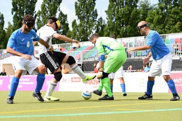 Fussball, Herren, 2017 18, IBSA Blindenfußball-EM 2017 in Berlin, Eröffnungsspiel, Deutschland - Italien, Jacopo Lilli (Nr. 4, Italien), Jonathan Tönsing (Nr. 2, Deutschland), TW Marco La Macchia (Nr. 1, Italien), Massimo DÕAttolico (Nr. 8, Italien), 19.08.17, Copyright: xMichaelxHundtx xMatthiasxKochx
