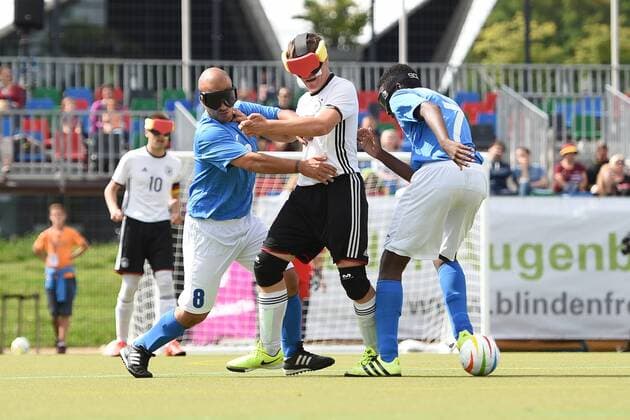 Fussball, Herren, 2017 18, IBSA Blindenfußball-EM 2017 in Berlin, Eröffnungsspiel, Deutschland - Italien, Massimo DÕAttolico (Nr. 8, Italien), Jonathan Tönsing (Nr. 2, Deutschland), Paul Iyobo (Nr. 7, Italien), 19.08.17, Copyright: xMichaelxHundtx xMatthiasxKochx