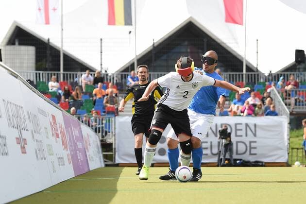 Fussball, Herren, 2017 18, IBSA Blindenfußball-EM 2017 in Berlin, Eröffnungsspiel, Deutschland - Italien, Jonathan Tönsing (Nr. 2, Deutschland), Massimo DÕAttolico (Nr. 8, Italien), 19.08.17, Copyright: xMichaelxHundtx xMatthiasxKochx