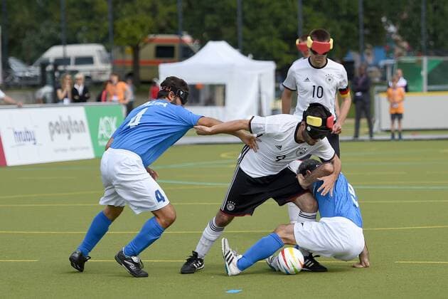 Fussball, Herren, 2017 18, IBSA Blindenfußball-EM 2017 in Berlin, Eröffnungsspiel, Deutschland - Italien, Jacopo Lilli (Nr. 4, Italien), Ali Can Pektas (Nr. 9, Deutschland), Alexander Fangmann (Nr. 10, Deutschland), Fabrizio DÕAlessandro (Nr. 9, Italien), 19.08.17, Copyright: xMichaelxHundtx xMatthiasxKochx