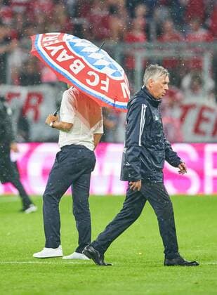 Hasan ( Brazzo ) Salihamidzic, FCB Sportdirektor mit Regenschirm FCB Logo Ganzfigur, Aktion, Portrait, Einzelbild, Einzelaktion, Trainer Cheftrainer Carlo Ancelotti (FCB) FC BAYERN MUENCHEN - BAYER 04 LEVERKUSEN 3-1 Fussball 1. Bundesliga , Muenchen, am 18.08.2017, 1.Spieltag, Saison 2017 2018, 1.Liga, 1.Bundesliga,FCB