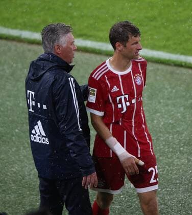 Fussball, BL, 1. Bundesliga, Saison 2017 2018, Herren, Deutschland, 18.08.2017, Saisoneröffnung, 1. Spieltag, FC Bayern München - Bayer 04 Leverkusen 3-1, v.l. nach Auswechslung,Trainer Carlo Ancelotti, FC Bayern München, Thomas Müller, FC Bayern München,
