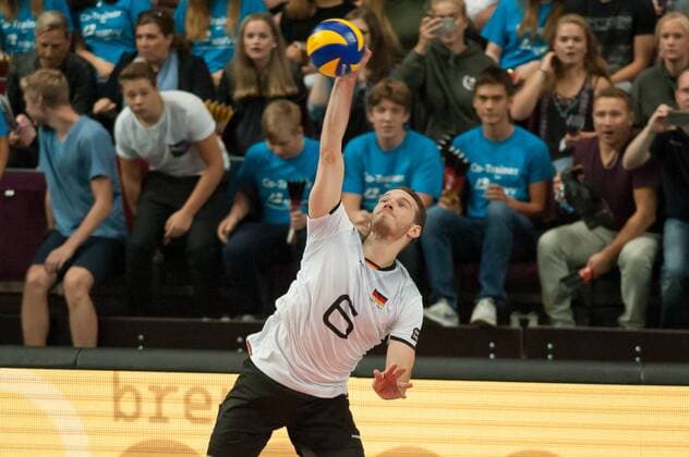 Denis Kaliberda (Deutschland, 6) bei der Angabe, Volleyball, Länderspiel, Deutschland - Belgien, xobx