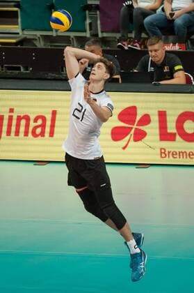 Tobias Krick (Deutschland, 21) bei der Angabe, Volleyball, Länderspiel, Deutschland - Belgien, xobx