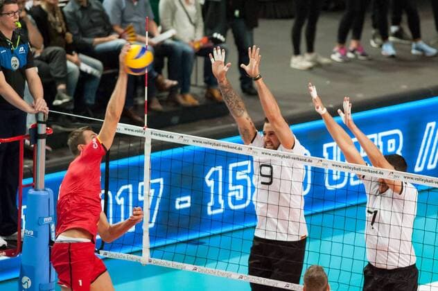 v.li.: Bram van den Dries (Belgien, 1), Georg Grozer (Deutschland, 9) und Michael Andrei (Deutschland, 7) mit einem Block gegen den Ball, Volleyball, Länderspiel, Deutschland - Belgien, xobx