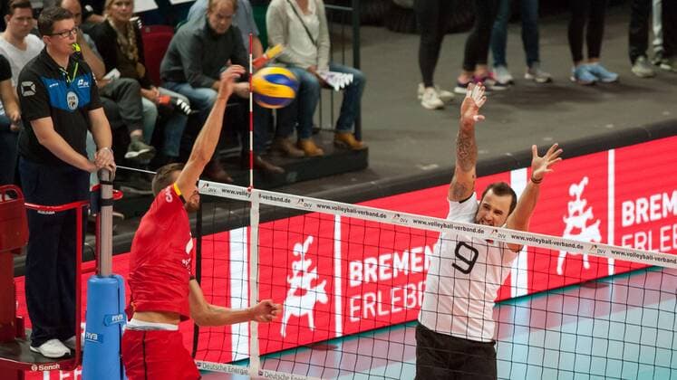 v.li.: Bram van den Dries (Belgien, 1), Georg Grozer (Deutschland, 9) mit einem Block gegen den Ball, Volleyball, Länderspiel, Deutschland - Belgien, xobx
