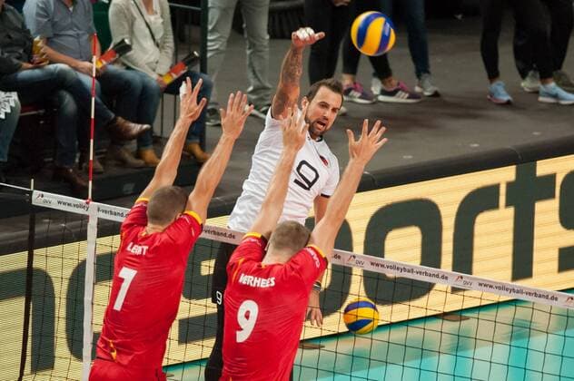 v.li.: Francois Lecat (Belgien, 7) und Pieter Verhees (Belgien, 9) mit einem Block gegen den Ball von Georg Grozer (Deutschland, 9) spielt den Ball über das Netz, Volleyball, Länderspiel, Deutschland - Belgien, xobx