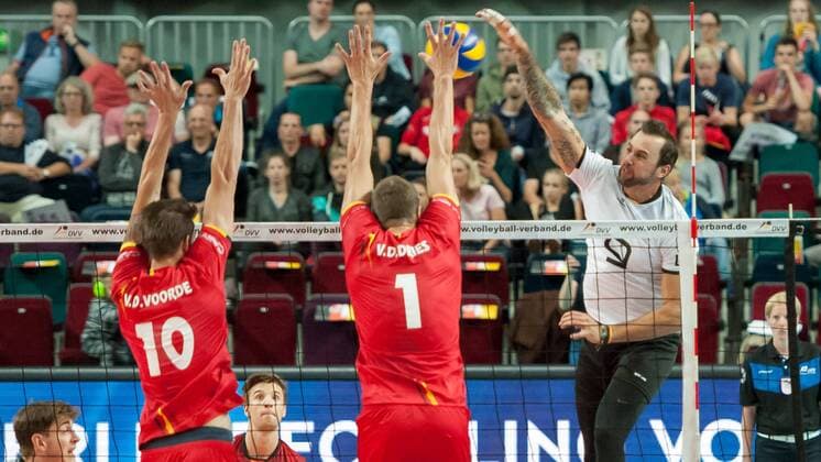 v.li.: Simon van de Voorde (Belgien, 10) und Bram van den Dries (Belgien, 1) mit einem Block gegen den Ball von Georg Grozer (Deutschland, 9) spielt den Ball über das Netz, Volleyball, Länderspiel, Deutschland - Belgien, xobx