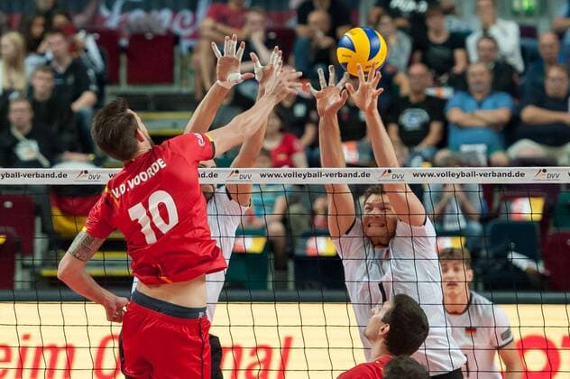 v.li.: Simon van de Voorde (Belgien, 10), Christian Fromm (Deutschland, 1) mit einem Block gegen den Ball, Volleyball, Länderspiel, Deutschland - Belgien, xobx