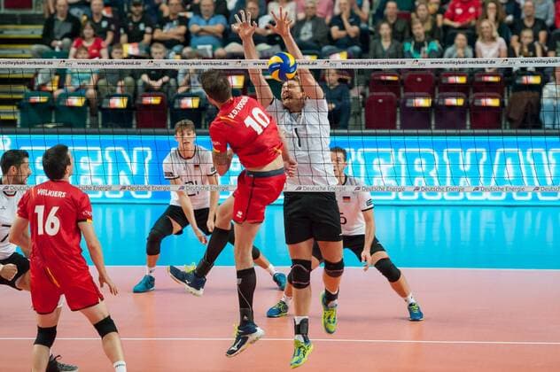 v.li.: Simon van de Voorde (Belgien, 10), Christian Fromm (Deutschland, 1) mit einem Block gegen den Ball, Volleyball, Länderspiel, Deutschland - Belgien, xobx