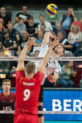 v.li.: Pieter Verhees (Belgien, 9), Denis Kaliberda (Deutschland, 6) spielt den Ball über das Netz, Volleyball, Länderspiel, Deutschland - Belgien, xobx