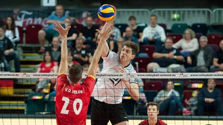 v.li.: Arno van de Velde (Belgien, 20) mit einem Block gegen den Ball von Tobias Krick (Deutschland, 21) spielt den Ball über das Netz, Volleyball, Länderspiel, Deutschland - Belgien, xobx