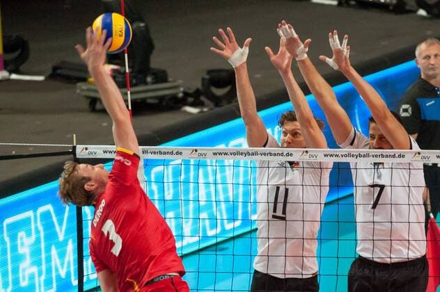 v.li.: Sam Deroo (Belgien, 3) spielt den Ball über das Netz, Lukas Kampa (Deutschland, 11) und Michael Andrei (Deutschland, 7) mit einem Block gegen den Ball, Volleyball, Länderspiel, Deutschland - Belgien, xobx